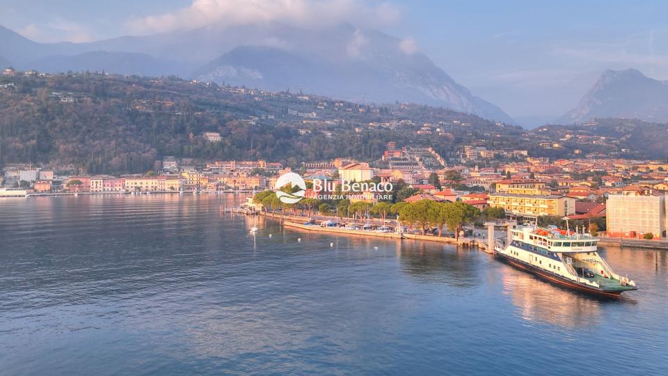 Freistehende Villa mit Komplettem Seeblick
