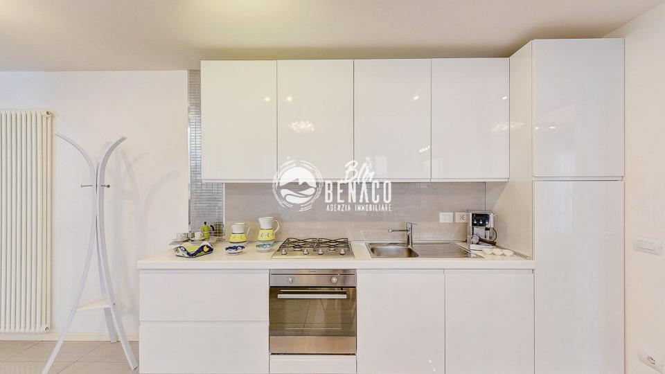 Apartment in a renowned residence near the lake