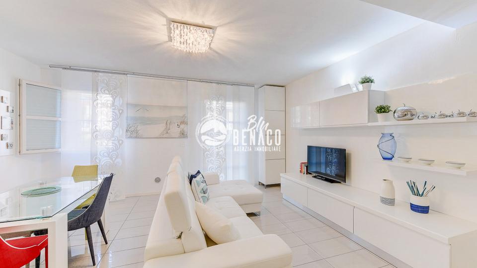 Apartment in a renowned residence near the lake