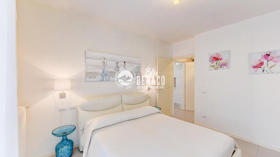 Apartment in a renowned residence near the lake