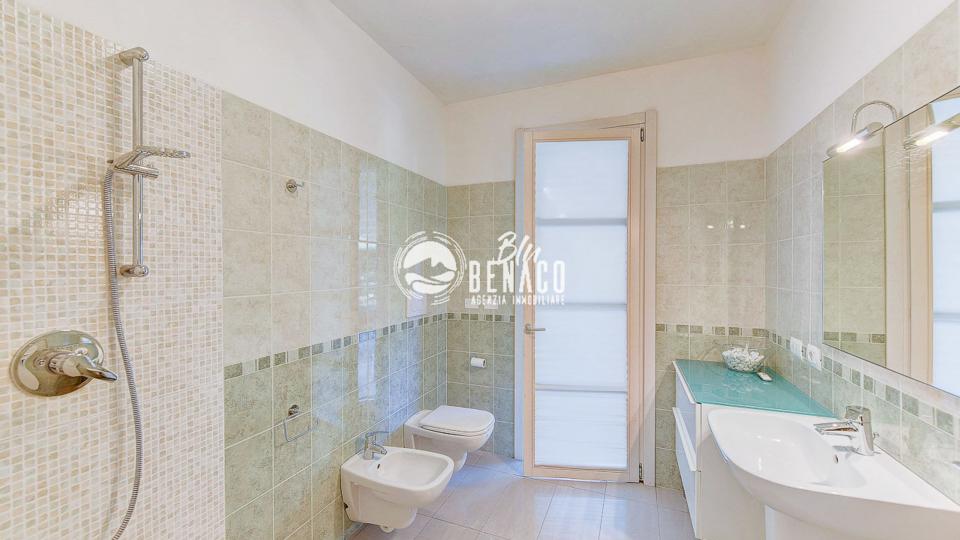 Apartment in a renowned residence near the lake