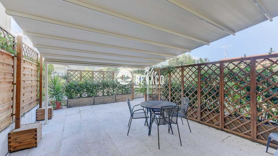 Apartment in a renowned residence near the lake