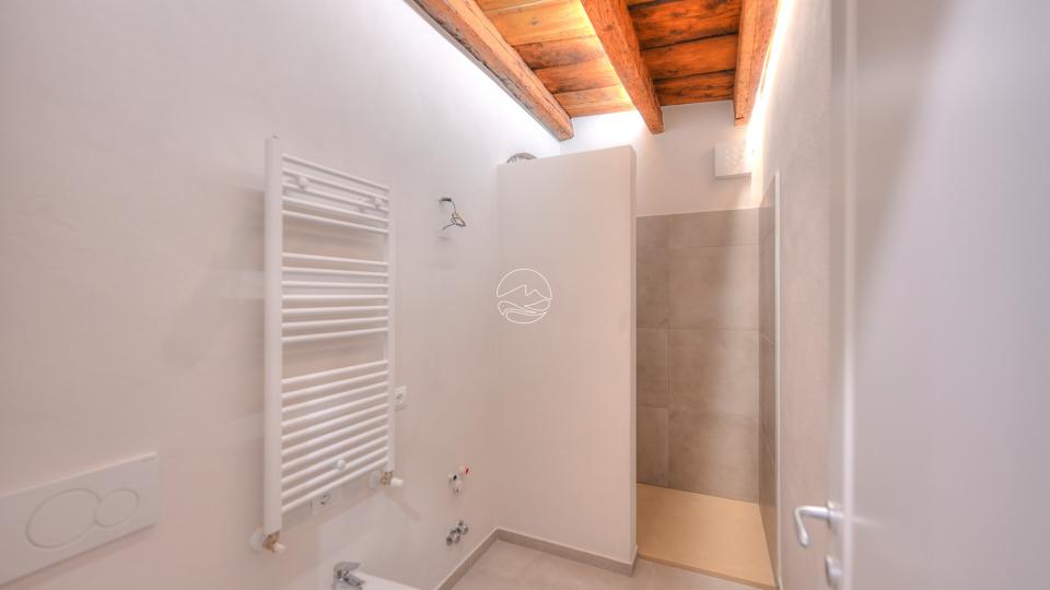 Two-room-apartment in the characteristic historic center of Bogliaco