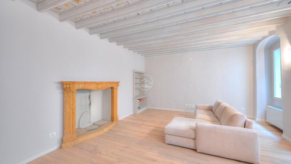 Two-room-apartment in the characteristic historic center of Bogliaco