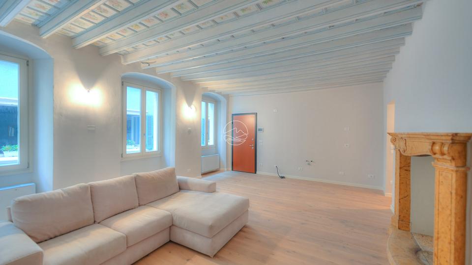 Two-room-apartment in the characteristic historic center of Bogliaco