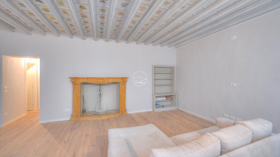 Two-room-apartment in the characteristic historic center of Bogliaco