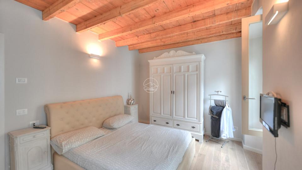 Three-room-apartment in the characteristic historic center of Bogliaco