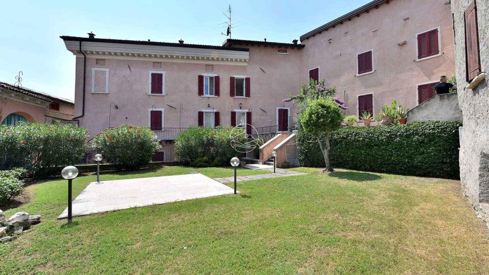 Three-room apartment in a prestigious condominium in Toscolano Maderno
