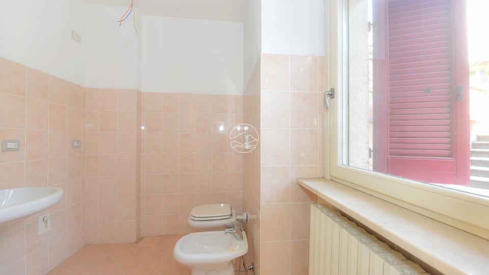 Three-room apartment in a prestigious condominium in Toscolano Maderno