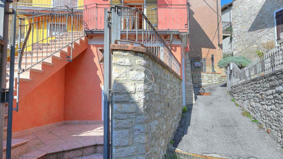 Single house in the historic center of Formaga