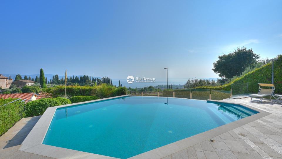 Villa with wonderful lake view in Gaino