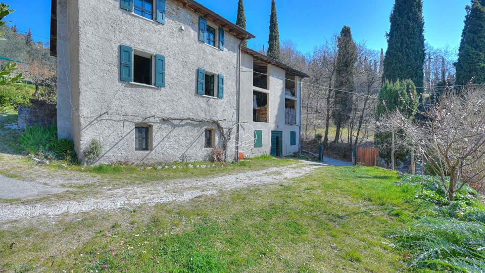 Farmhouse for sale in the hills of Toscolano Maderno