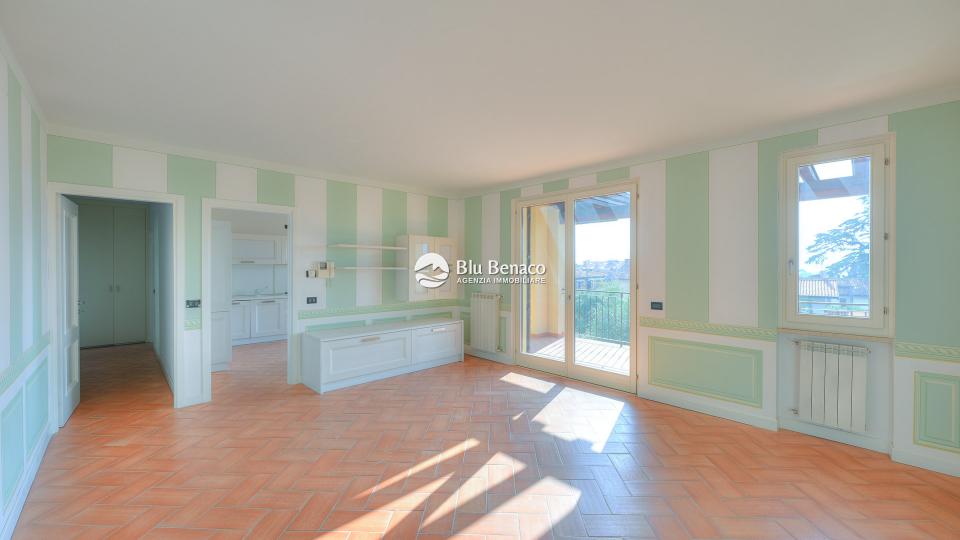 Elegant four-room apartment for sale in Toscolano