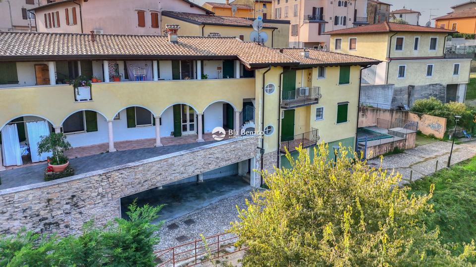 Manerba Del Garda, trilocale con loggia 