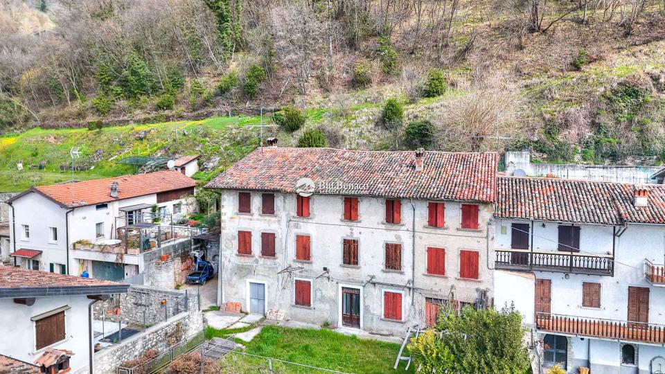 Charming three-level house for sale in Navazzo