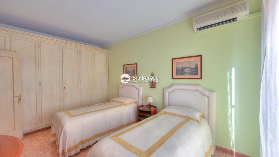 Elegant three-room apartment for sale in Maderno