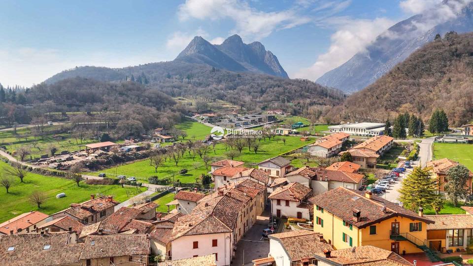 Charming three-level house for sale in Navazzo