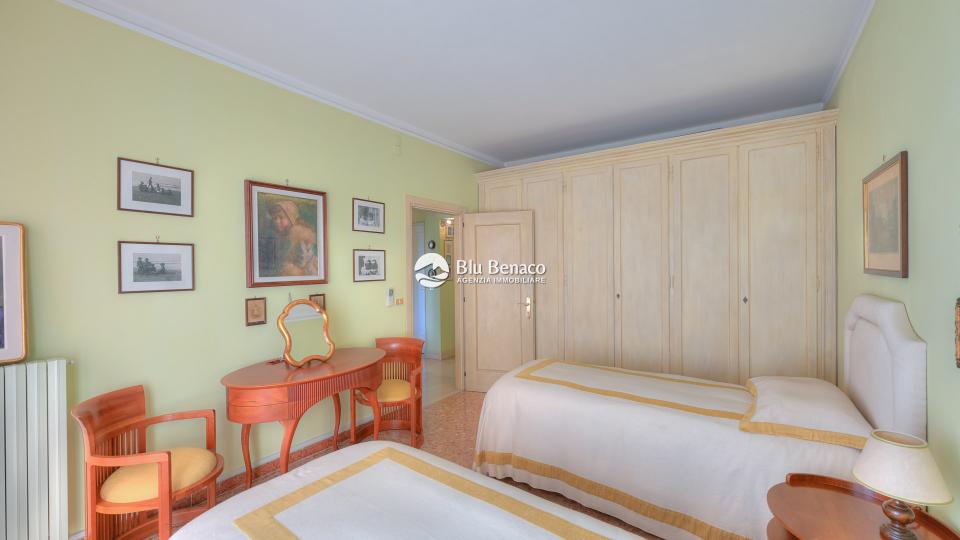 Elegant three-room apartment for sale in Maderno