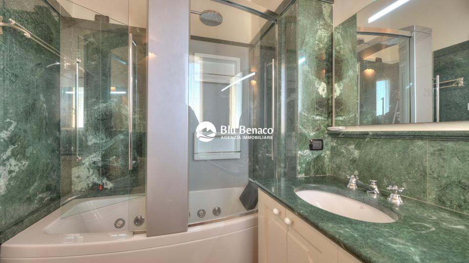 Attico vista lago, in vendita Manerba Del Garda. 