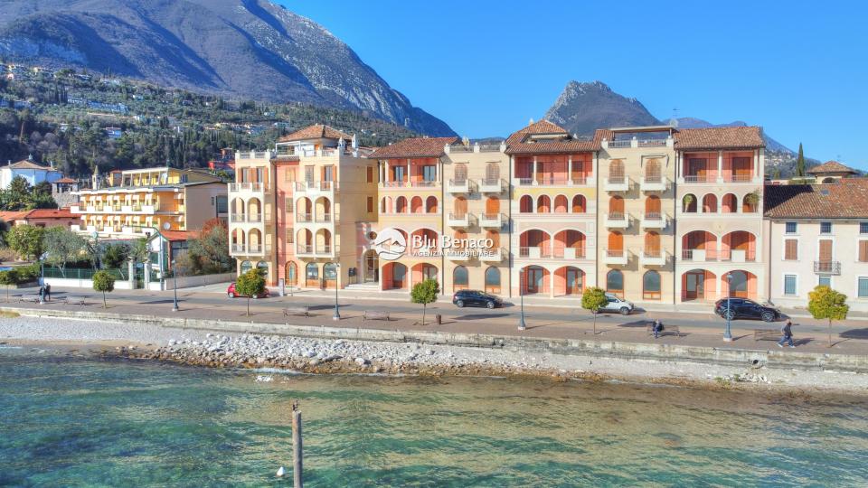 Trilocale mansardato in prestigioso residence vicino al lago