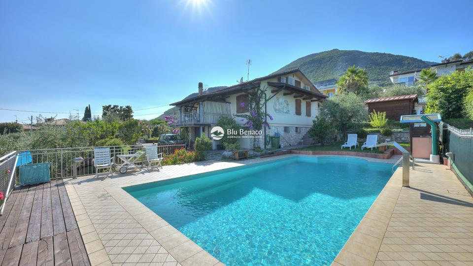 Freistehende Villa mit Pool und Atemberaubendem Seeblick
