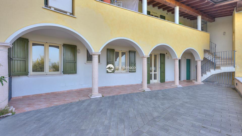 Manerba Del Garda, trilocale con loggia 