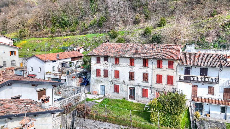 Charming three-level house for sale in Navazzo