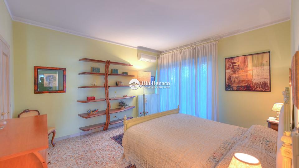 Elegant three-room apartment for sale in Maderno