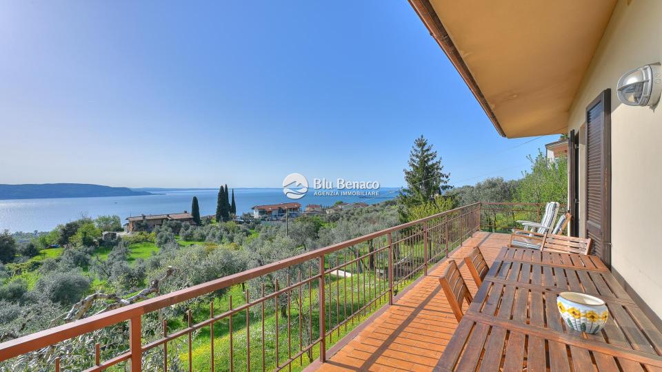 Detached villa with panoramic view in Montemaderno