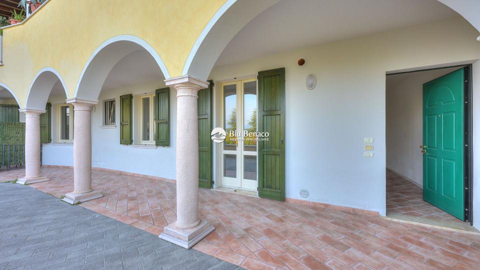 Manerba Del Garda, trilocale con loggia 