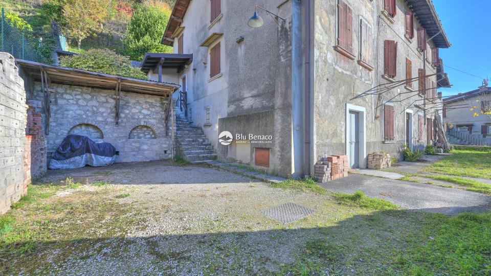 Charming three-level house for sale in Navazzo