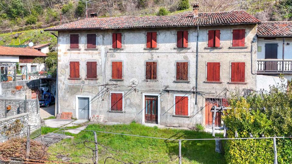 Charming three-level house for sale in Navazzo