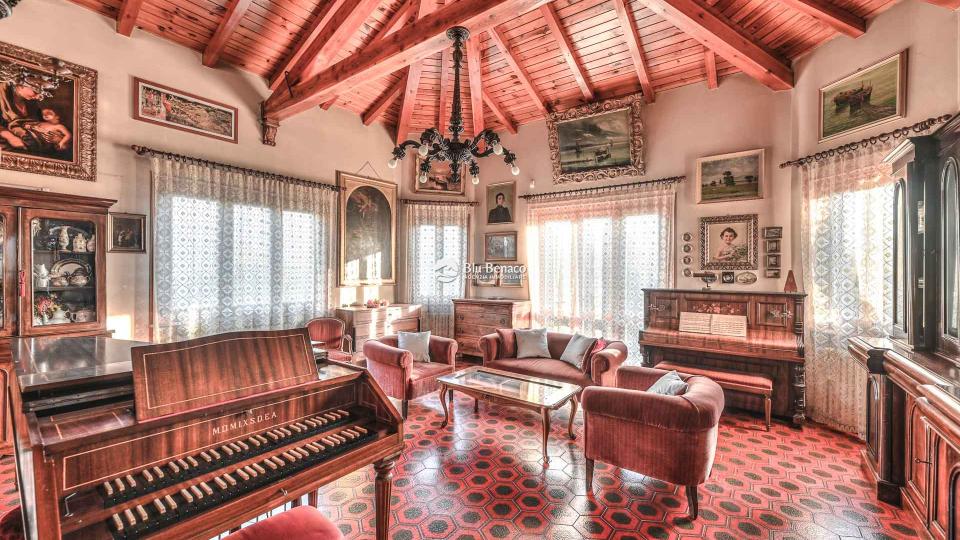 Exceptional villa for sale in Gargnano
