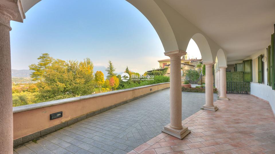 Manerba Del Garda, trilocale con loggia 