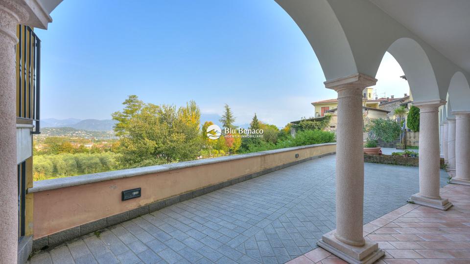 Manerba Del Garda, trilocale con loggia 