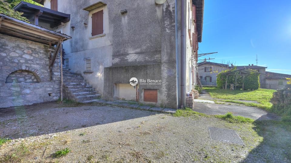Charming three-level house for sale in Navazzo