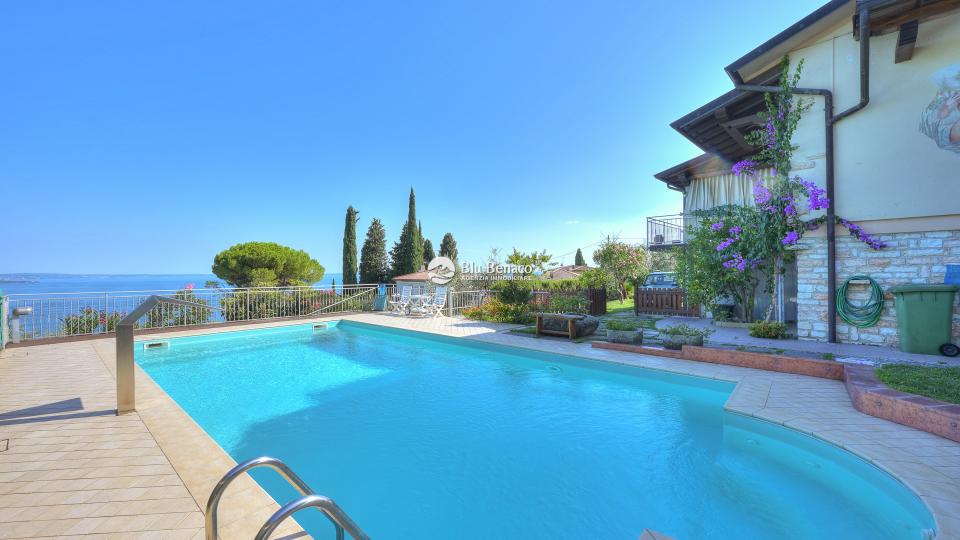 Freistehende Villa mit Pool und Atemberaubendem Seeblick