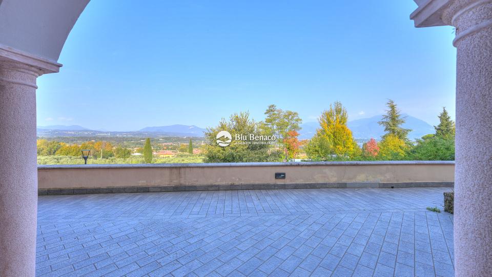 Manerba Del Garda, trilocale con loggia 