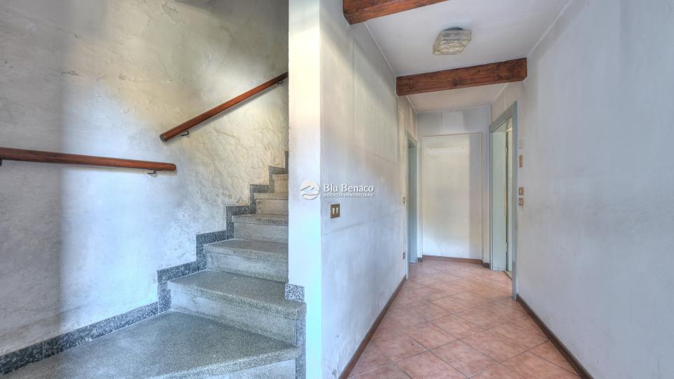 Charming three-level house for sale in Navazzo