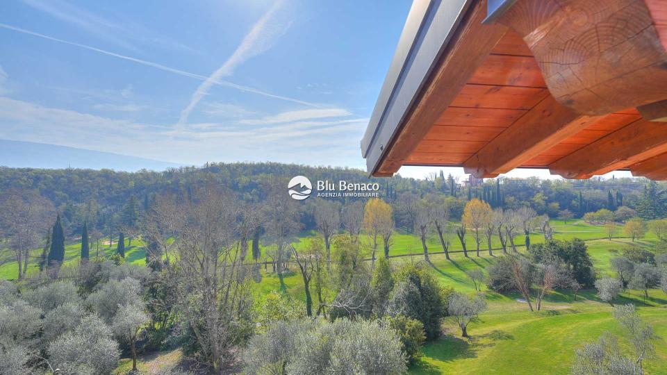 Mansarda con vista lago in residence al Golf