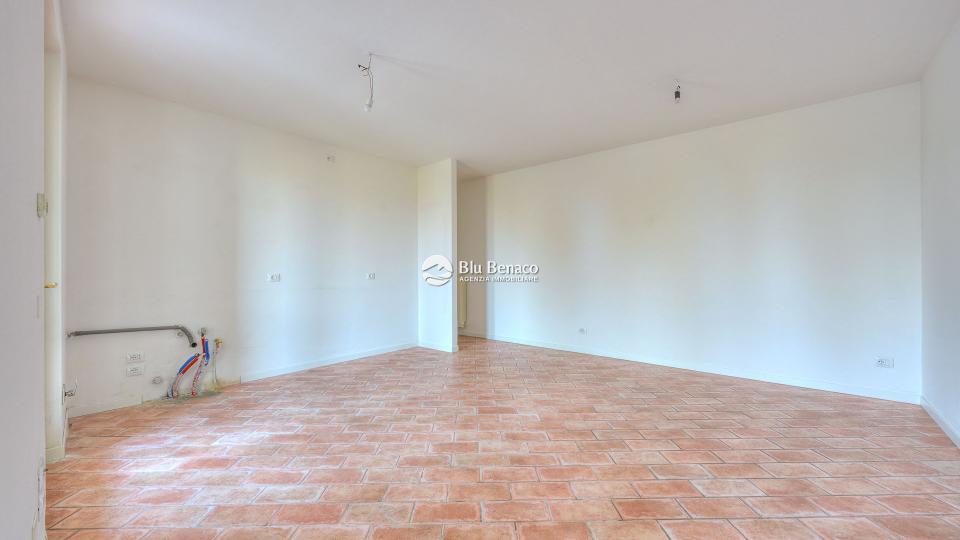 Manerba Del Garda, trilocale con loggia 