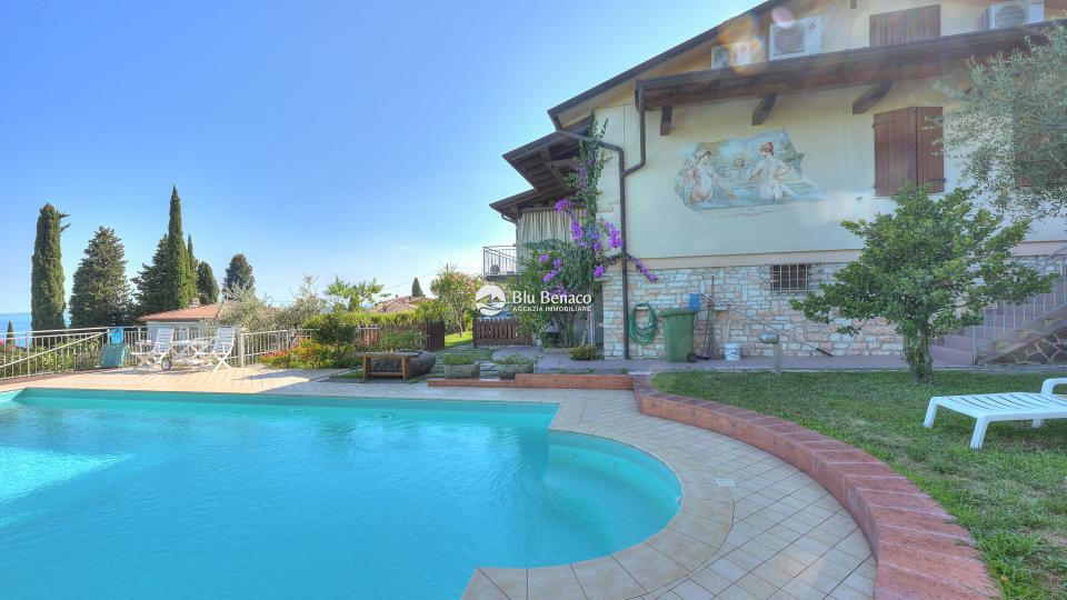 Freistehende Villa mit Pool und Atemberaubendem Seeblick