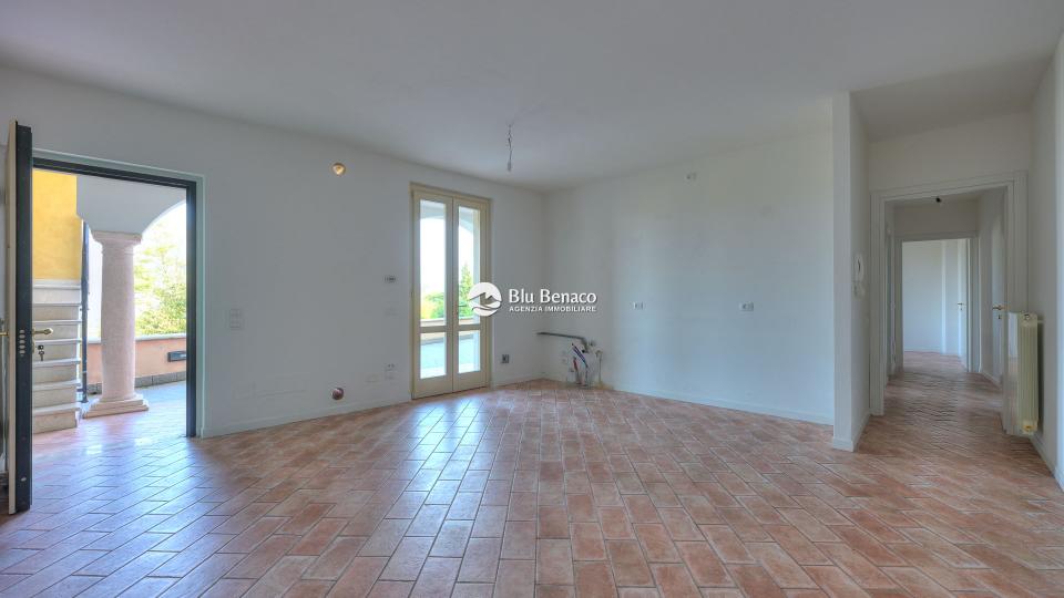 Manerba Del Garda, trilocale con loggia 
