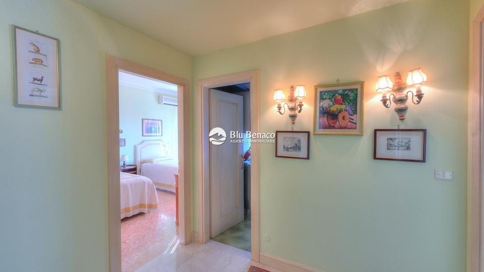 Elegant three-room apartment for sale in Maderno