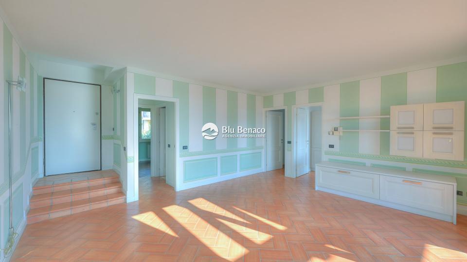 Elegant four-room apartment for sale in Toscolano