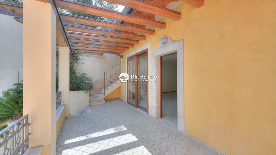 Unmissable two-room apartment with roof terrace for sale in Maderno