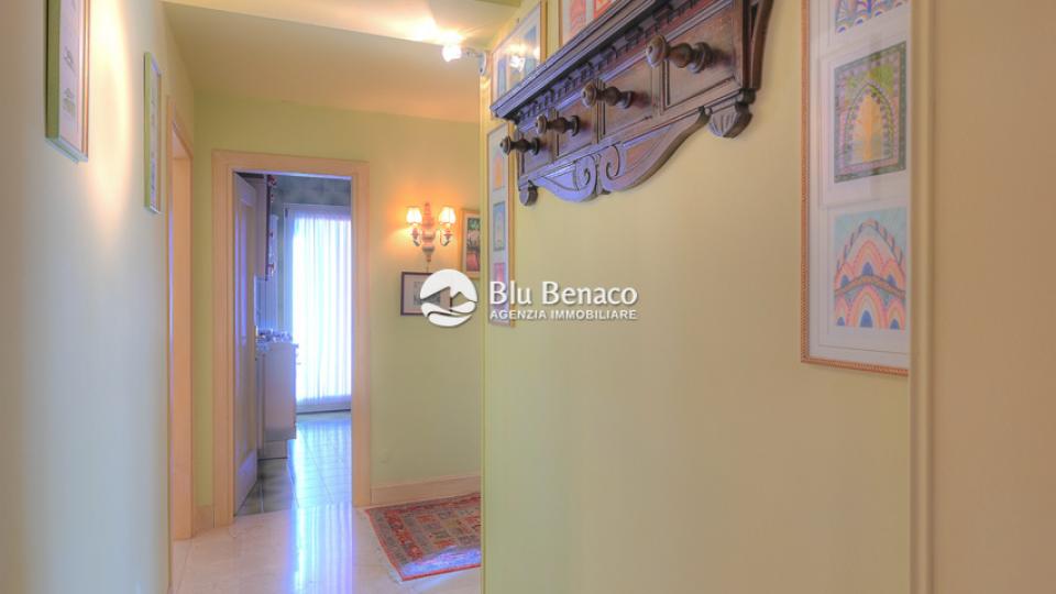 Elegant three-room apartment for sale in Maderno