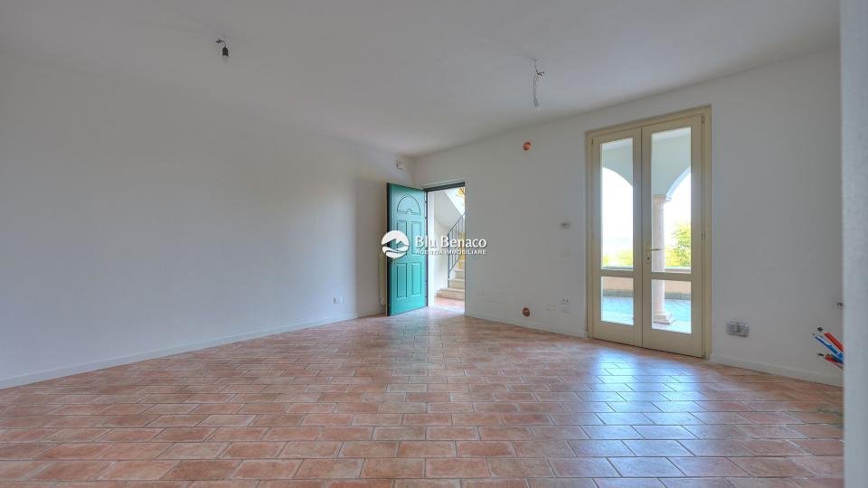 Manerba Del Garda, trilocale con loggia 