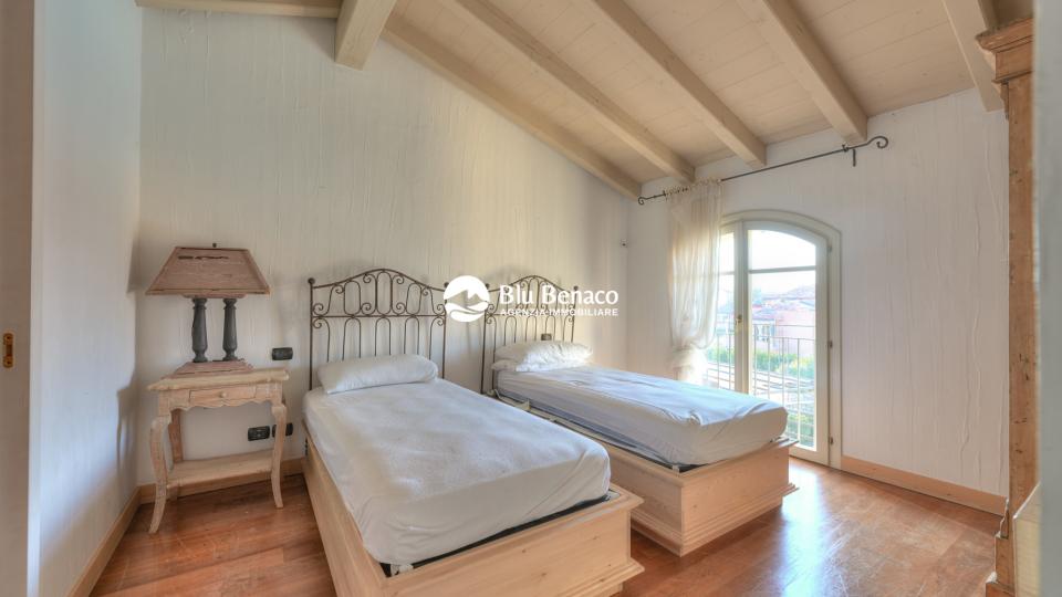 Attico vista lago, in vendita Manerba Del Garda. 