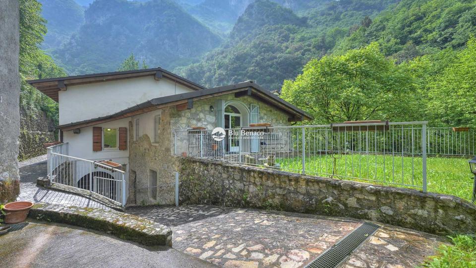 Property for sale in Camerate